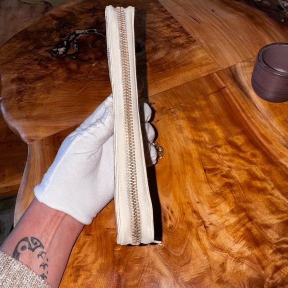 Louis Vuitton
2009 Damier Azur Pattern Zippy Organizer Wallet & unbranded chain - Picture 7 of 17